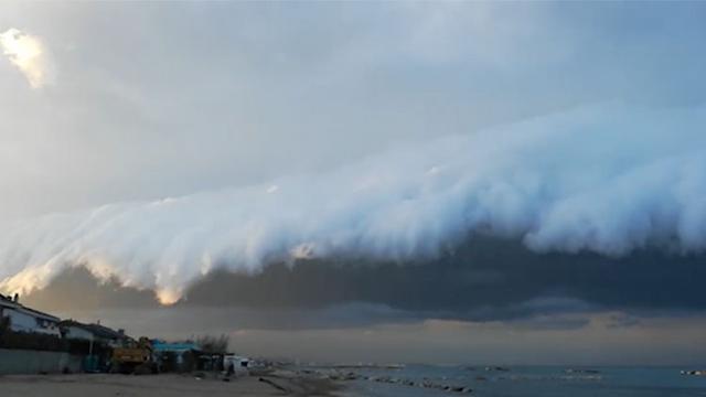 壮观！意大利海边现罕见天象 “云海啸”奔涌而来