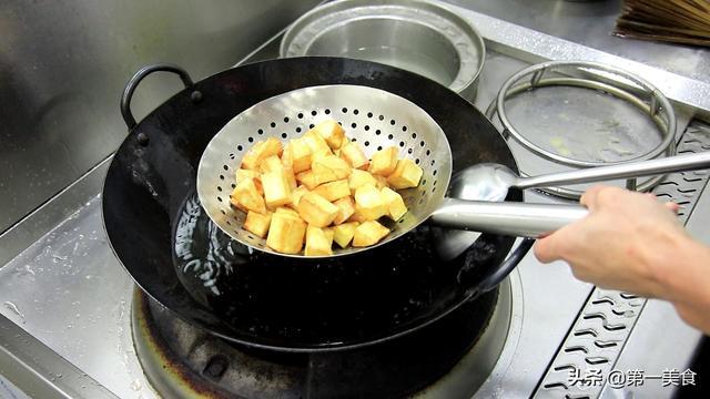 红薯能当零食吃？不蒸也不煮，裹上糖汁，外酥里糯，解锁新吃法