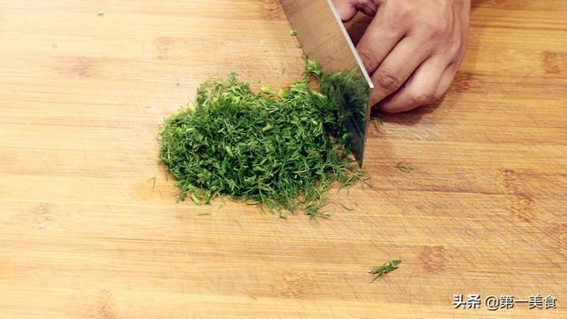 小茴香做的油条你吃过吗？春天的味道，香气浓郁又酥脆，不油腻