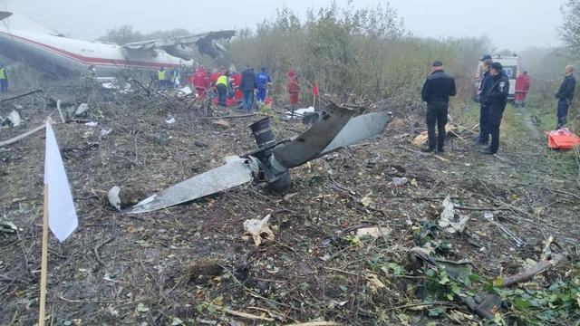 乌克兰大型飞机坠毁，螺旋桨被甩出去十多米远，差一公里就能降落