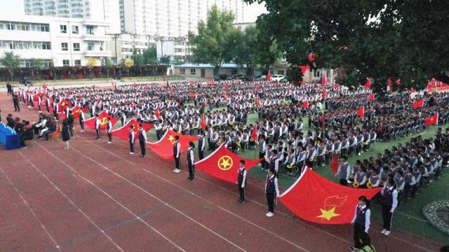红领巾心向党，争做新时代好队员！大同2000余名少先队员参加中国少年先锋队建队70周年庆祝活动