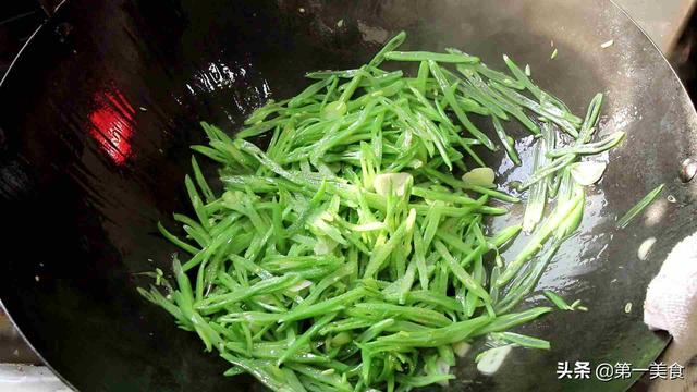 厨师长教你一道小炒“青椒炒芸豆”，不加一点肉，照样美味下饭
