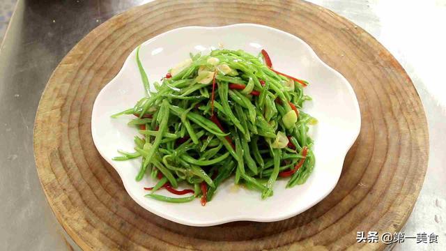 厨师长教你一道小炒“青椒炒芸豆”，不加一点肉，照样美味下饭