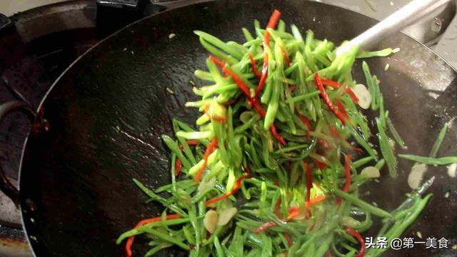 厨师长教你一道小炒“青椒炒芸豆”，不加一点肉，照样美味下饭