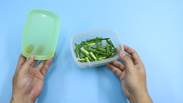 小葱放在塑料瓶里保存，放几个月也是新鲜翠绿的，真是方便了