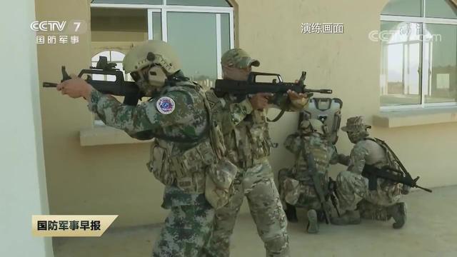 反恐演习中方展示先进无人车 俄官兵连声称赞