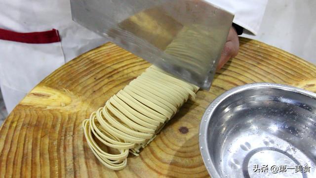 厨师长做一道“胡萝卜炒千张”，这地道的家常菜，清淡可口老人爱