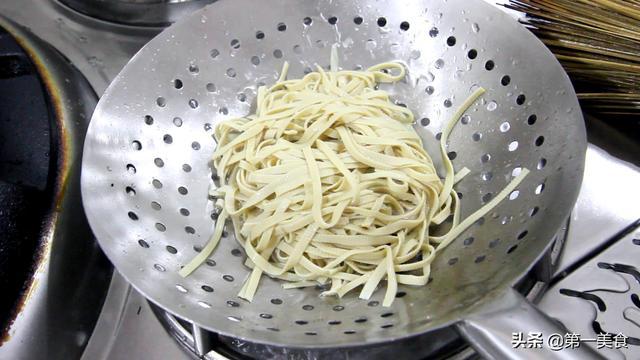 厨师长做一道“胡萝卜炒千张”，这地道的家常菜，清淡可口老人爱