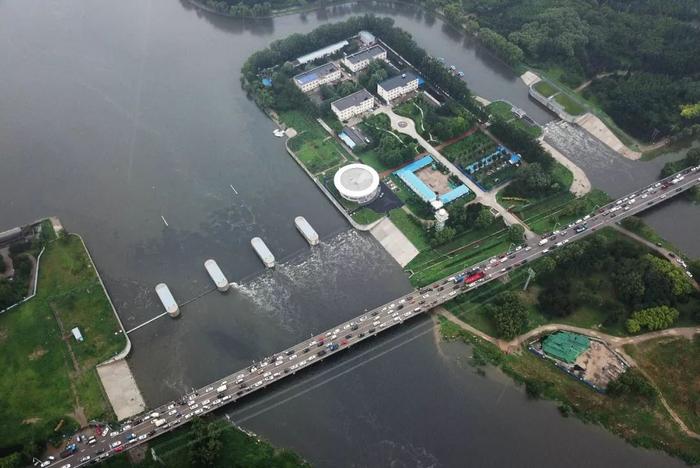 航拍：暴雨中，北京中心城区河流从通州北运河甘棠闸泄洪！