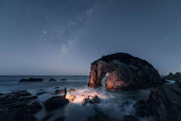 巨石像马一样扎入水中，在天河之下畅饮海水 | 夜空中国