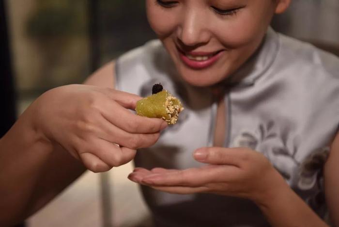 好惬意！只有与众不同的上海女人懂得，梧桐落叶老洋房“桑树下午茶”！