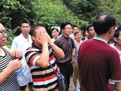 昨天下午4时许,失联者家属首次获准进入塌方现场,一名家属难掩悲恸。新京报记者 韩雪枫 摄