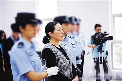 南京虐童案一审在南京浦口法院宣判,被告人李征琴在听法院判决。图/南京浦口法院微博