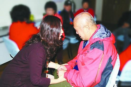 红枫中心志愿者为失独家庭进行心理帮助。资料图片