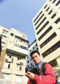 工作人员在考场外用无线电仪器监控。