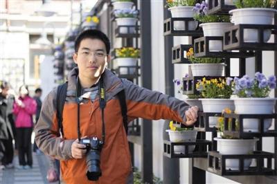 大学时期的孙腾霄。他平时爱好摄影,经常背着相机出游拍照。家属供图