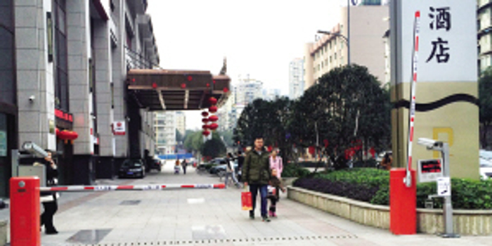 停车杆砸到妻子 丈夫一怒掰弯它