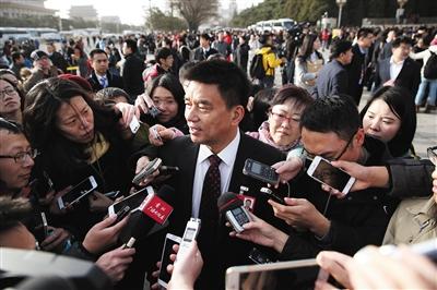 3月5日,人民大会堂外,记者采访全国人大代表、新希望集团董事长刘永好。新京报记者 薛珺 摄