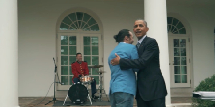 奥巴马再展活泼一面 与音乐剧达人共演即兴饶舌