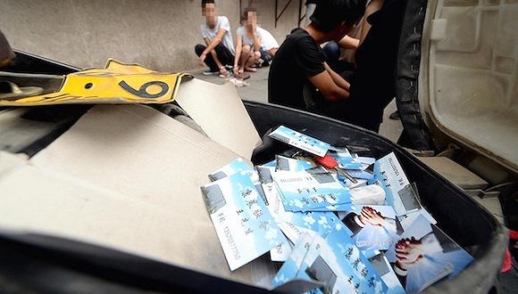 图为警方在一次行动中查获的号贩子。图片来源:视觉中国