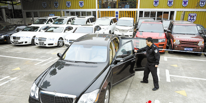 深圳5天14辆假套牌豪车被扣 被查车中宾利车最