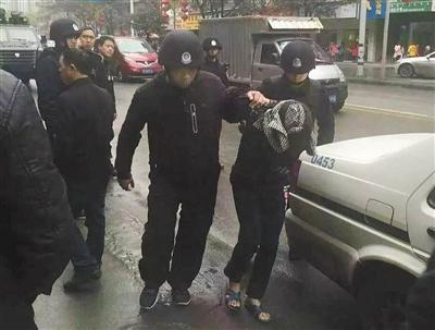 达州市警方押解刚被抓获的犯罪嫌疑人褚思练(裹头巾者)。 本组图片/新华社
