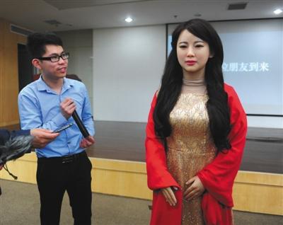 4月15日,合肥,中科大正式发布我国首台特有体验交互机器人“佳佳”,佳佳机器人造型身材丰满,模样俊俏。图/CFP