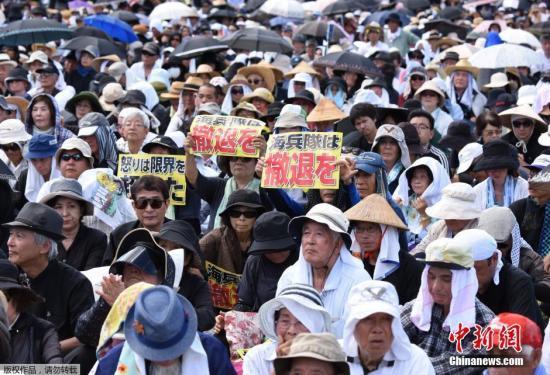 资料图:2016年6月,日本集会民众通过决议,要求日本和美国政府向受害者家属及全体冲绳县民道歉、彻底关闭美军普天间基地而不是在冲绳异地重建、彻底修改《日美地位协定》。