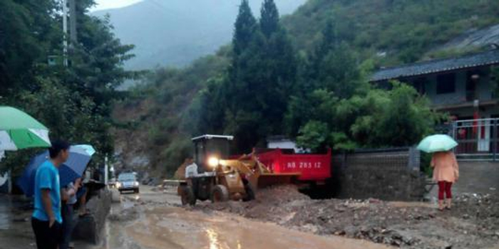 甘肃文县至九寨沟旅游线路塌方 上百车辆受阻