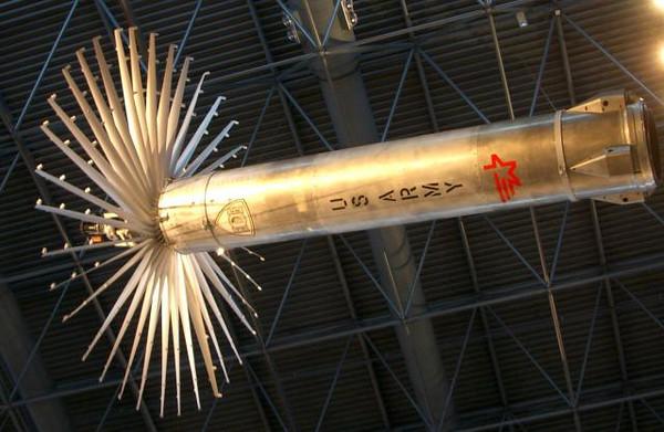 拦截器,其弹体的大部分空间用来容纳冷却红外探测器的氦气