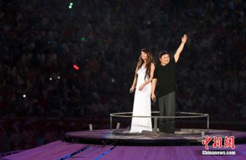 资料图:2008年北京奥运会开幕式上,刘欢和莎拉·布莱曼演唱主题曲《我和你》
