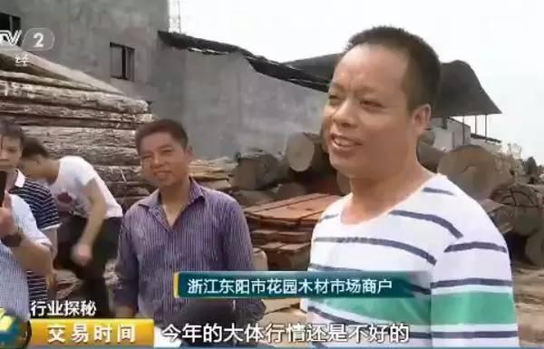 浙江东阳市花园木材市场商户:今年你说变多肯定是不可能的,今年的大体行情还是不好的,你说这个东西要变好不是,现在多萧条。
