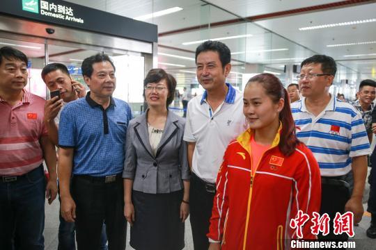 福建省体育局副局长陈忠和在长乐机场迎接新晋奥运冠军邓薇。 朱承博 摄