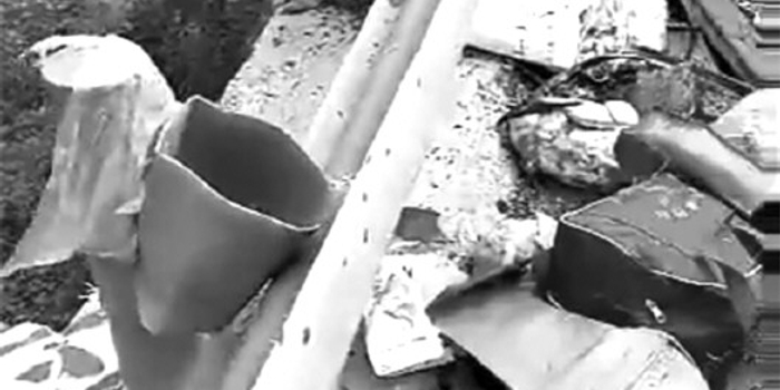 越野车爆胎撞断护栏坠桥致3死