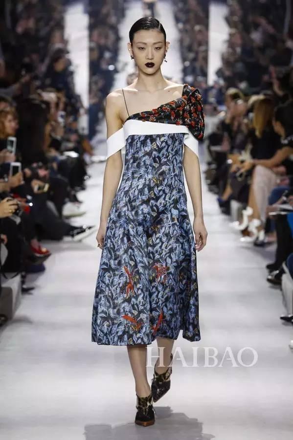 Alessandra Ambrosio Versace Palazzo Empire Crossbody Bag $1,710