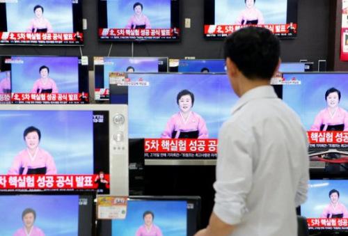 2016年9月9日,一位韩国销售人员在电视上观看有关朝鲜第五次核试验的报道。