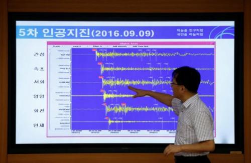 2016年9月9日,韩国一名地质学家在媒体通报会议上讲解有关朝鲜地震的情况。朝鲜当天进行了第五次核试验。