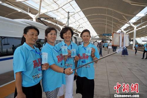 资料图:网友在徐州东站站台自拍合影。周小云 摄