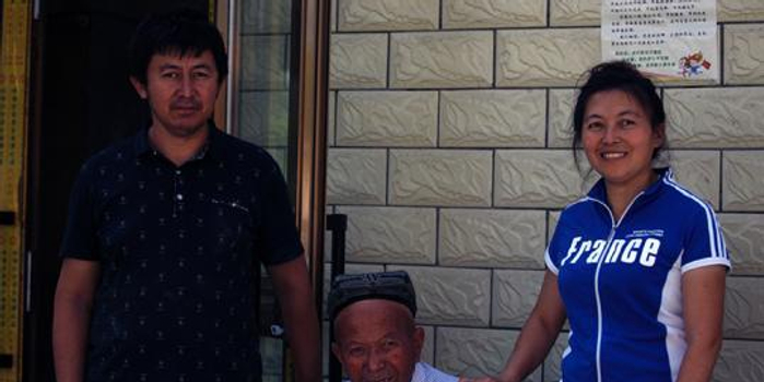 新疆退伍军人退伍不褪色:打馕为生助贫帮困成