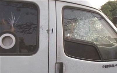 运钞车的玻璃被砸出裂纹。