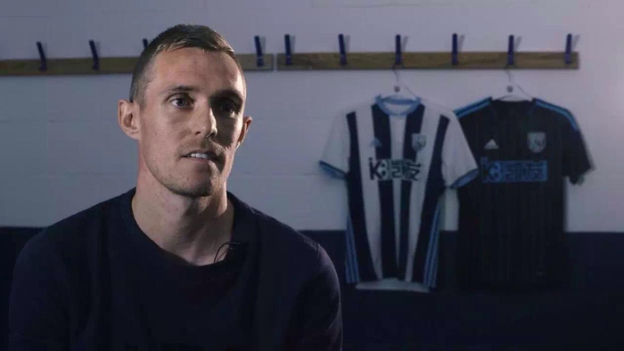 什么是曼联精神?看当年被队友踢出来的C罗