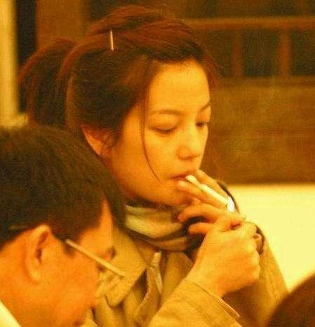 原来陈乔恩也抽烟，忽然想到怀孕的baby戒烟了吗？