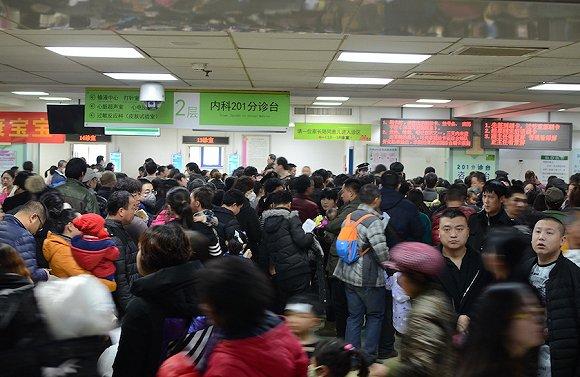 北京儿童医院分诊台前的人群。摄影:谢玉娟。
