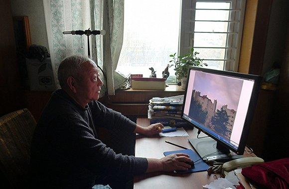 王汝春在电脑上整理着他拍摄的雾霾照片。摄影:孙俊彬。