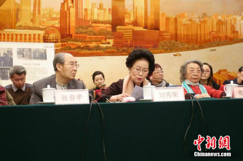 图为京剧表演艺术家刘秀荣发言。<a href='http://www.chinanews.com/' >中新网</a>记者 刘湃 摄