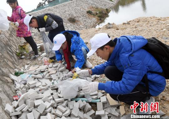 福州中小学生参加湿地净滩比赛。 记者刘可耕 摄