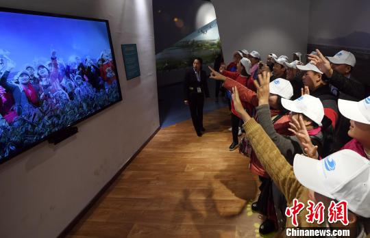 参加此次活动的民众参观闽江河口湿地博物馆。 记者 刘可耕 摄