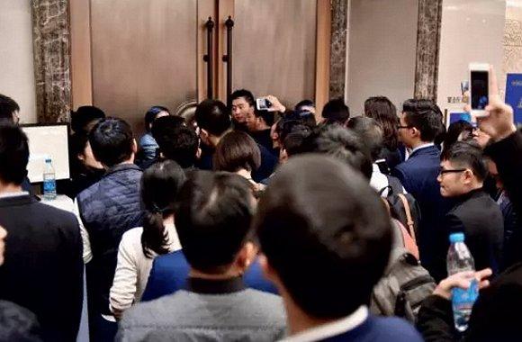 贾跃亭闭门演讲时,门外挤满了人,不时有人咚咚砸门,要求进场。摄影 | 史小兵