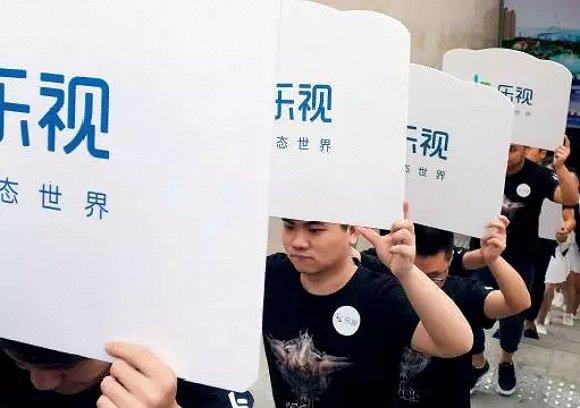 湖北宜昌商家举牌游街促销乐视产品 图来源:IC