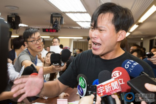 “时代力量”党徽遭他人注册为商标 黄国昌:要贩卖商品太离谱